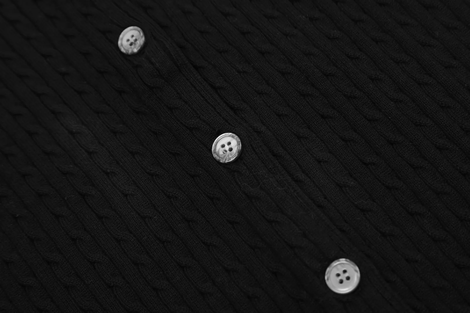 🅿️210 "Top quality" Style number: DS005# (not off the shelves all year round) [Ralph Lauren round neck solid color pony embroidered logo knitted cardigan long sleeves] ✅Ralph Lauren classic basic versatile twist knitted cardigan long sleeves ✅Main supplier platform live broadcast Wholesale entities Replenish when out of stock Not off the shelves ✅ZP quality 1:1 version Scan the code to enter the GF website Counter quality ✅Details and quality are the only one in Guangzhou. Imported quality cotton yarn, focusing on high-end, cost-effective, good quality needless to say. ✅The same style as Zhao Lusi is really amazing, so sweet, so beautiful. This cardigan is really good-looking. Rose red and white label Big red and blue label
